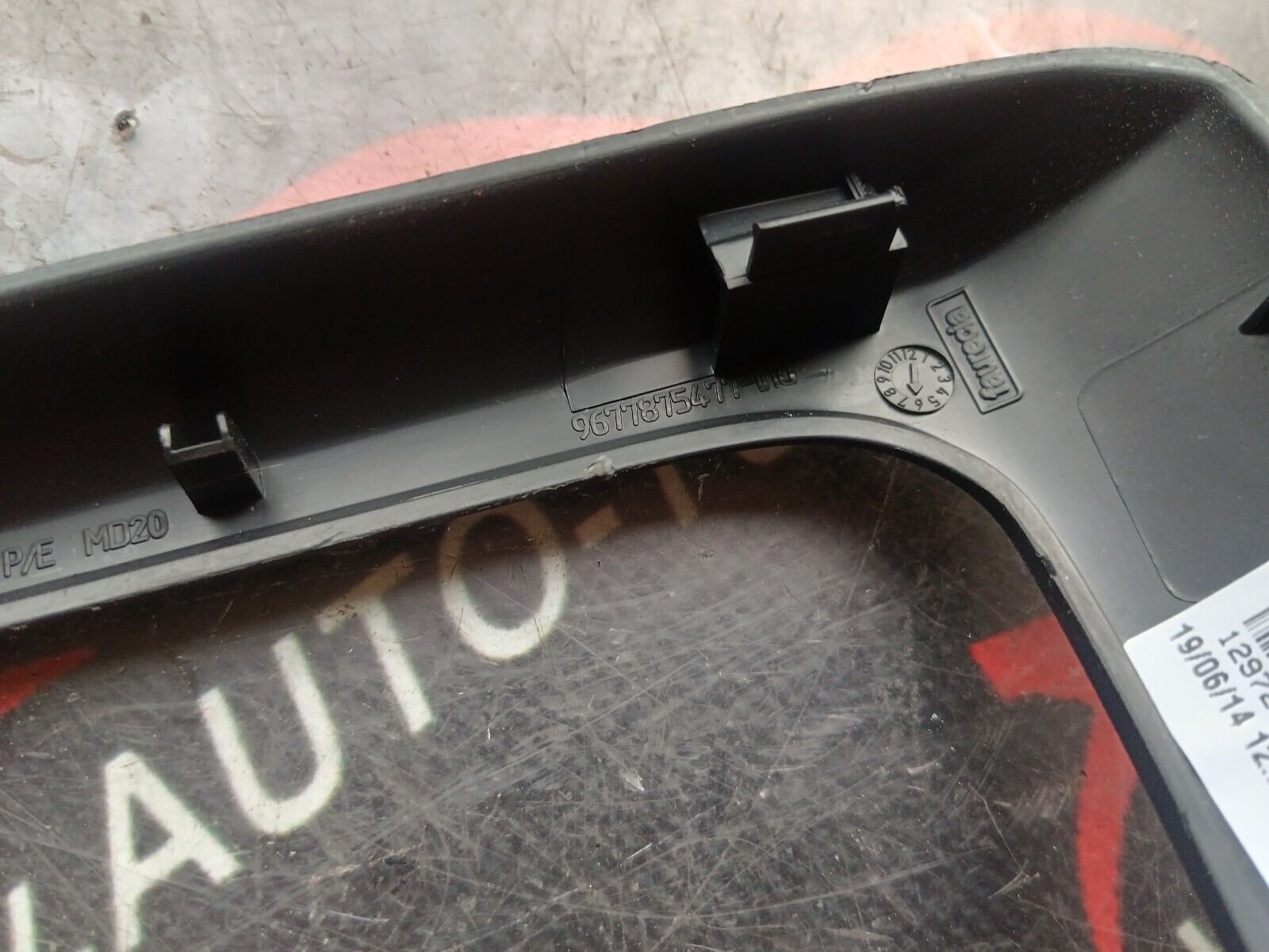 CONSOLE CENTRALE PEUGEOT 2008 1.6HDI 110CH REFERENCE: 9677875477