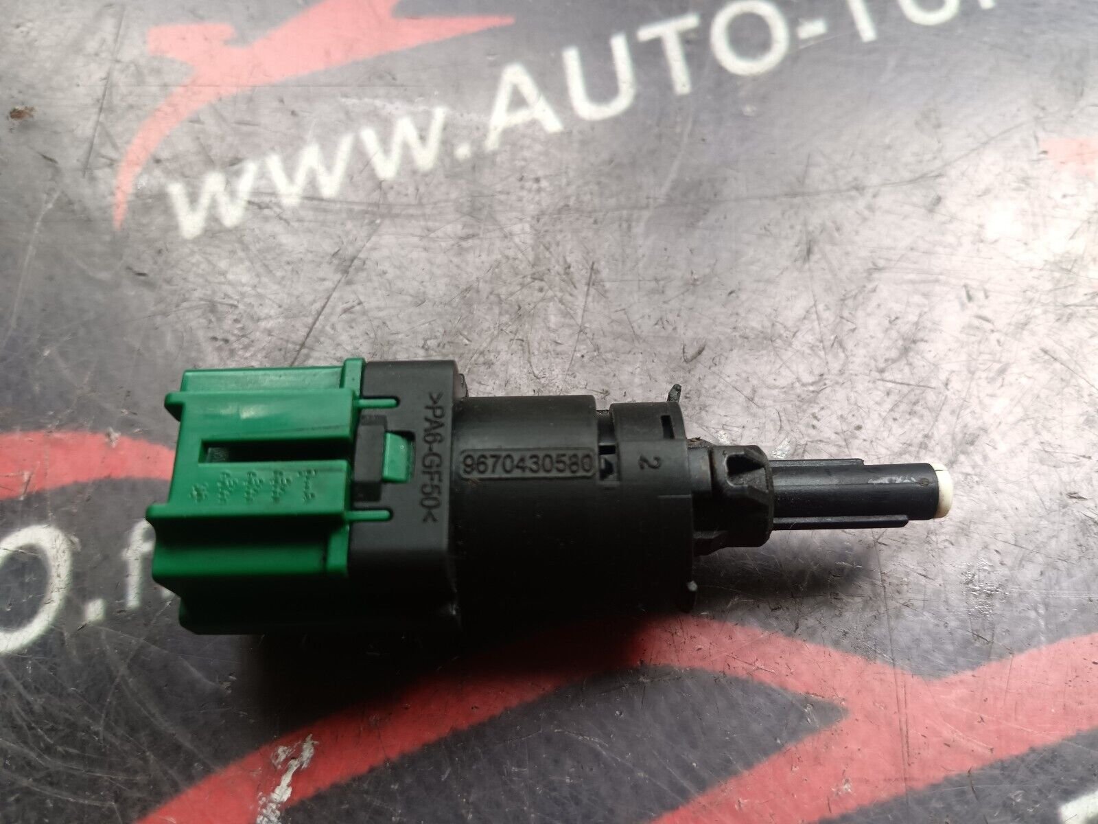 CONTACTEUR FEU STOP PEUGEOT 2008 1.6HDI 110CH REFERENCE: 9670430580