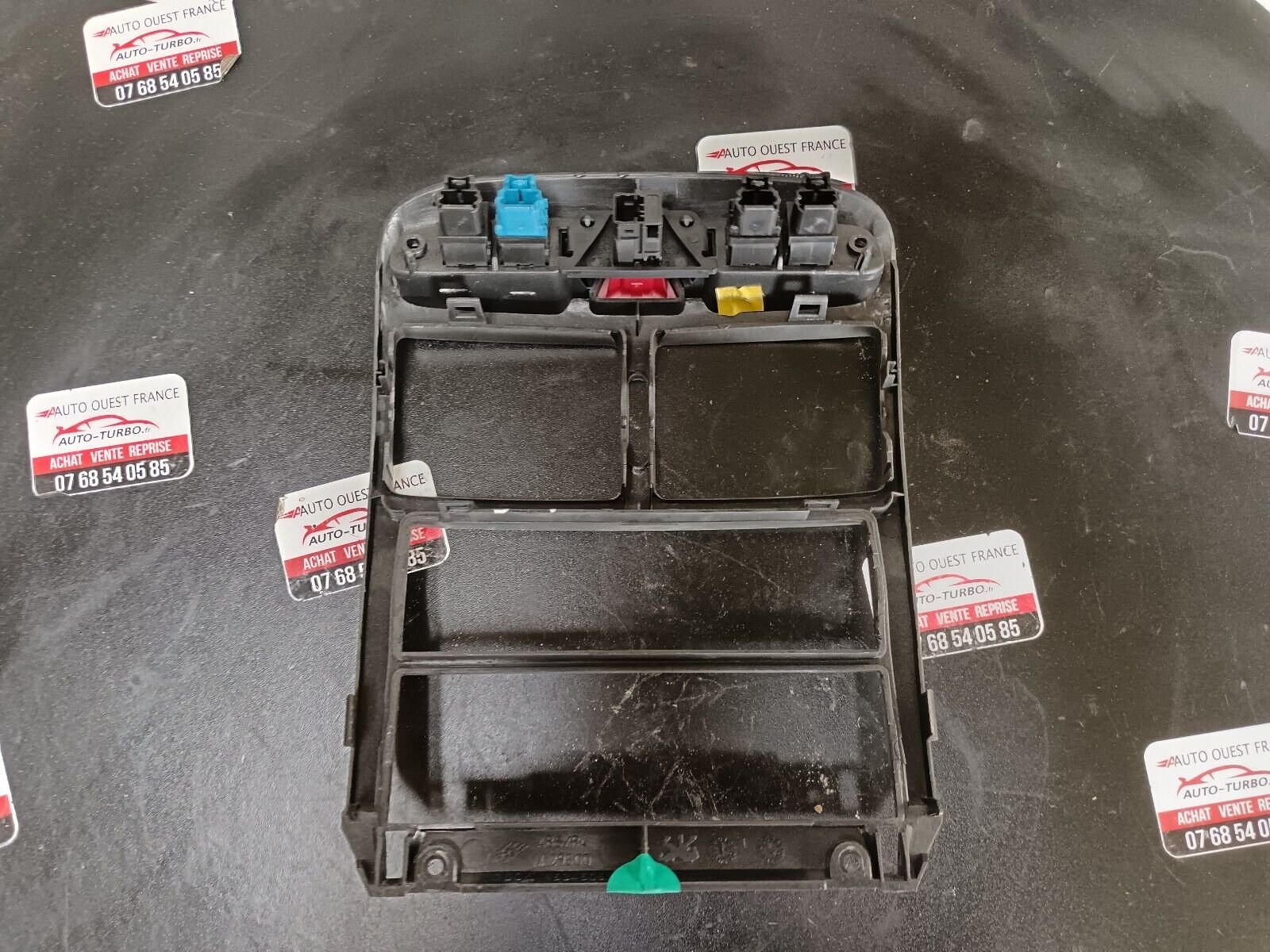 CONTOUR CENTRAL GRILLE D'AERATION PEUGEOT 307cc 2.0L REFERENCE: 9634505077