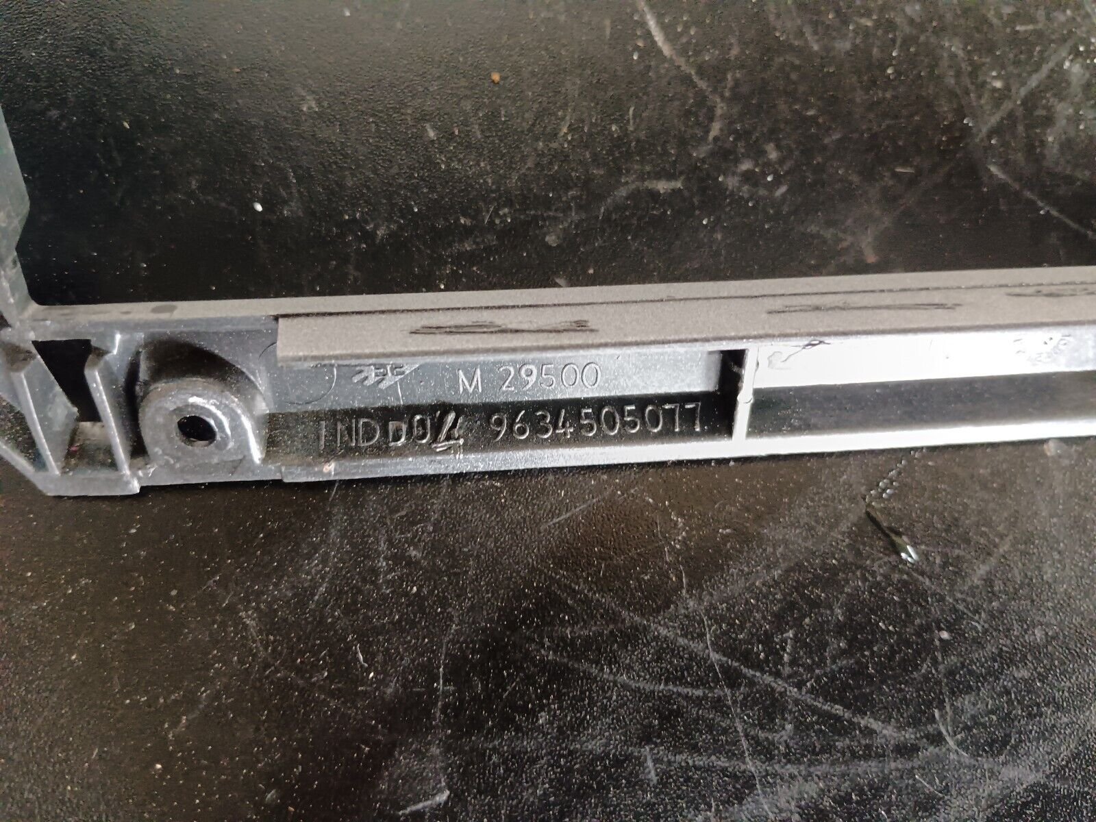 CONTOUR CENTRAL GRILLE D'AERATION PEUGEOT 307cc 2.0L REFERENCE: 9634505077