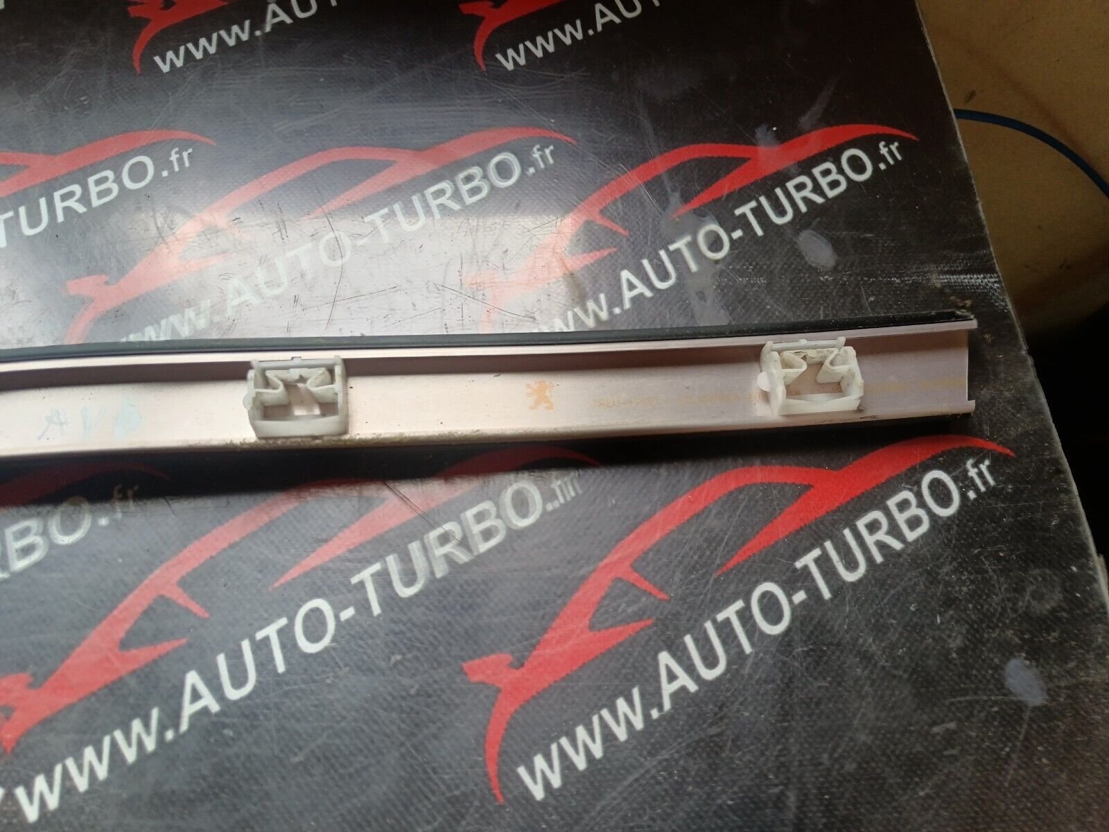 BARRE AVANT DROIT PEUGEOT 2008 1.6HDI 110CH REFERENCE: 96783584