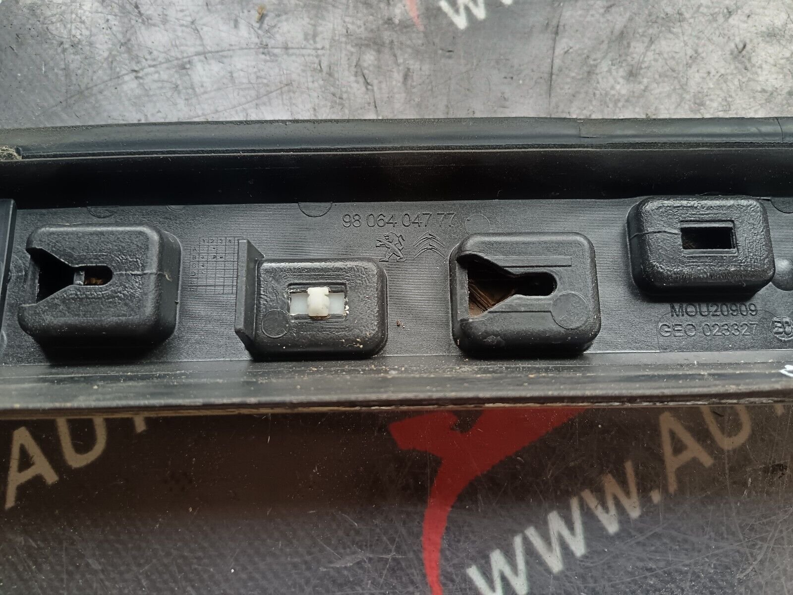 ENJOLIVEUR ARRIERE DROIT PEUGEOT 2008 1.6HDI 110CH REFERENCE: 9806404777