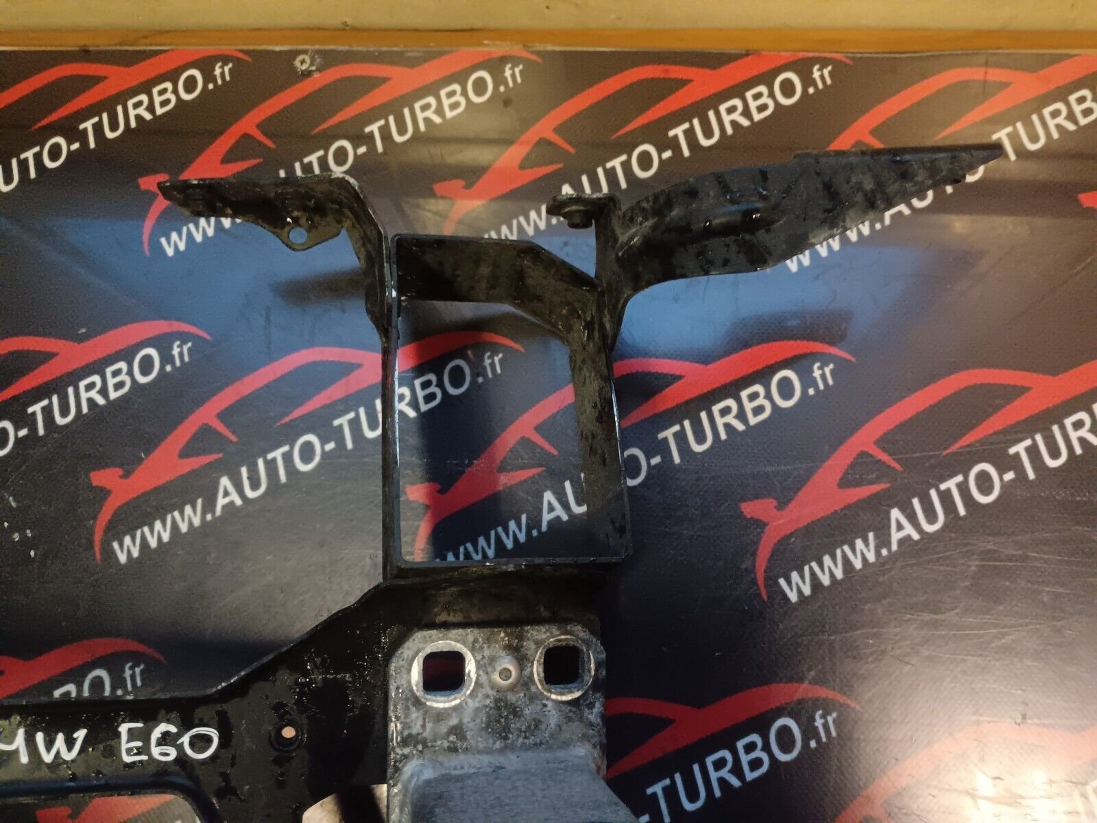 SUPPORT PHARES DROIT BMW 525 E60 REFERENCE: 7163484