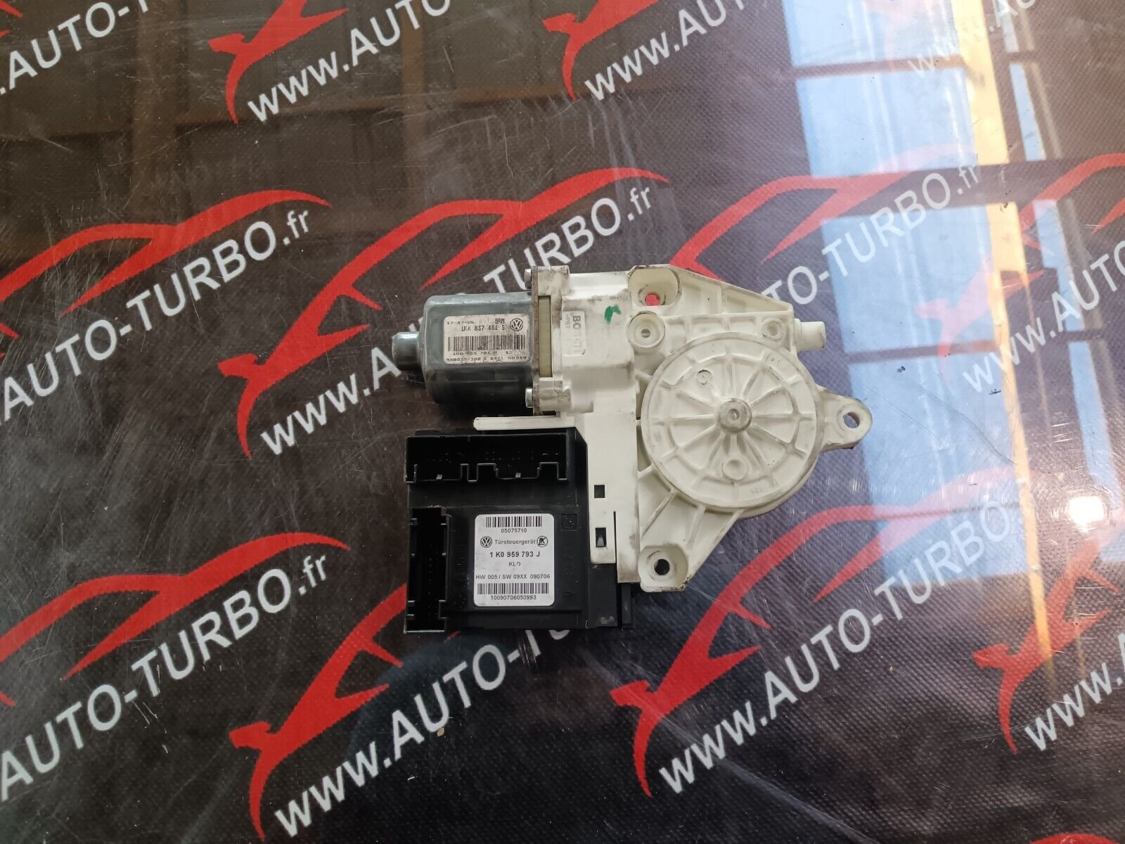 MOTEUR LEVE VITRE AVANT GAUCHE VOLKSWAGEN GOLF V REFERENCE: 1K0959793J