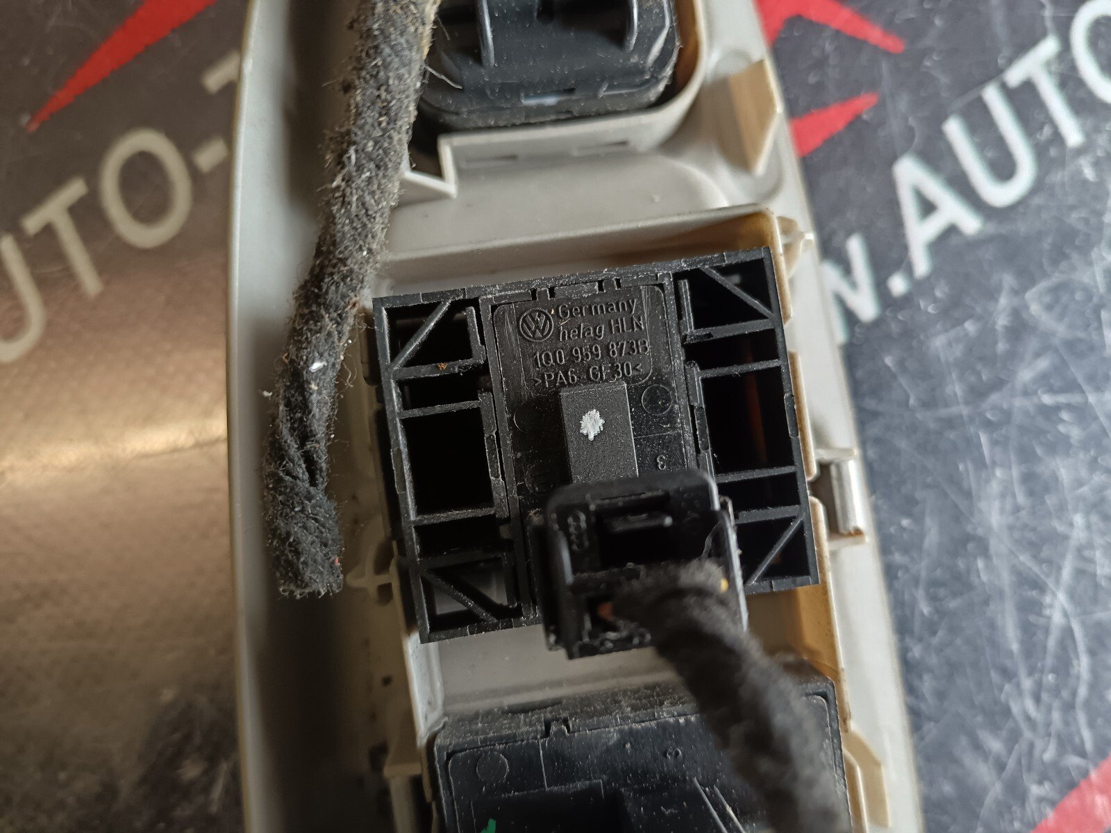 COMMANDE LEVE VITRE VOLKSWAGEN EOS REFERENCE: 1Q0959873B