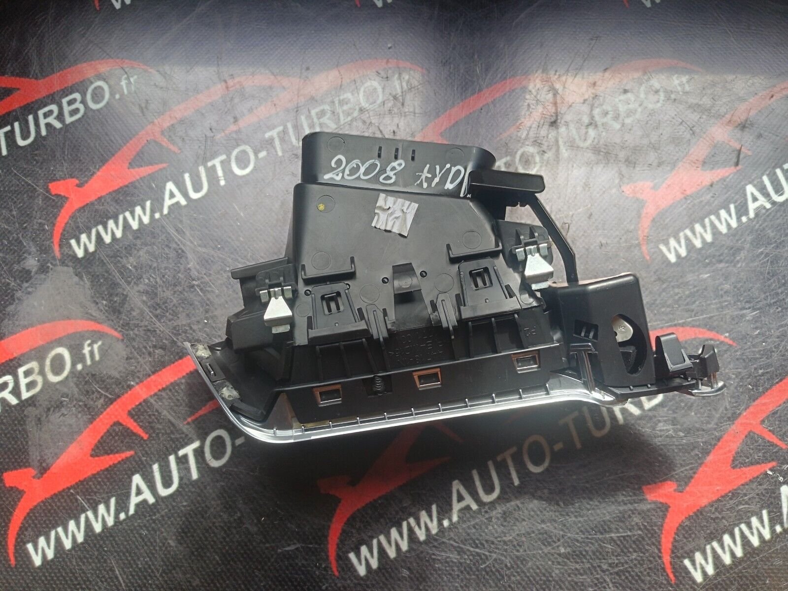 AERATEUR TABLEAU AVANT DROIT PEUGEOT 2008 1.6HDI 110CH REFERENCE: 9673131677