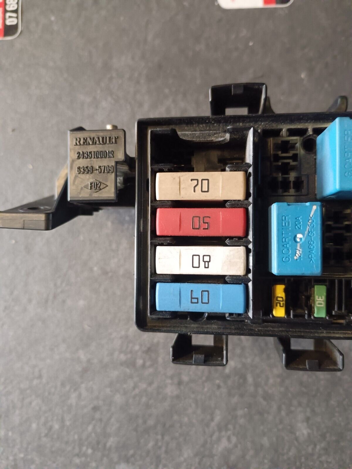 BOITIER FUSIBLES  RENAULT MEGAN SCENIC3 REFERENCE: 243880001R