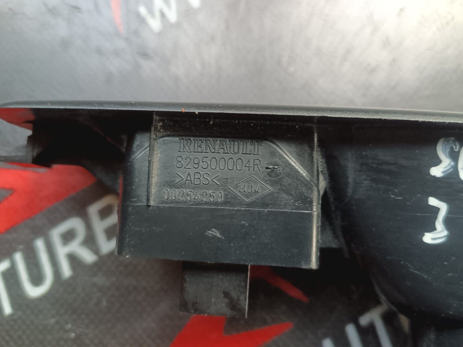 COMMANDE LEVE GLACE ARRIERE DROIT  RENAULT SCENIC 3 REFERENCE: 829500004R