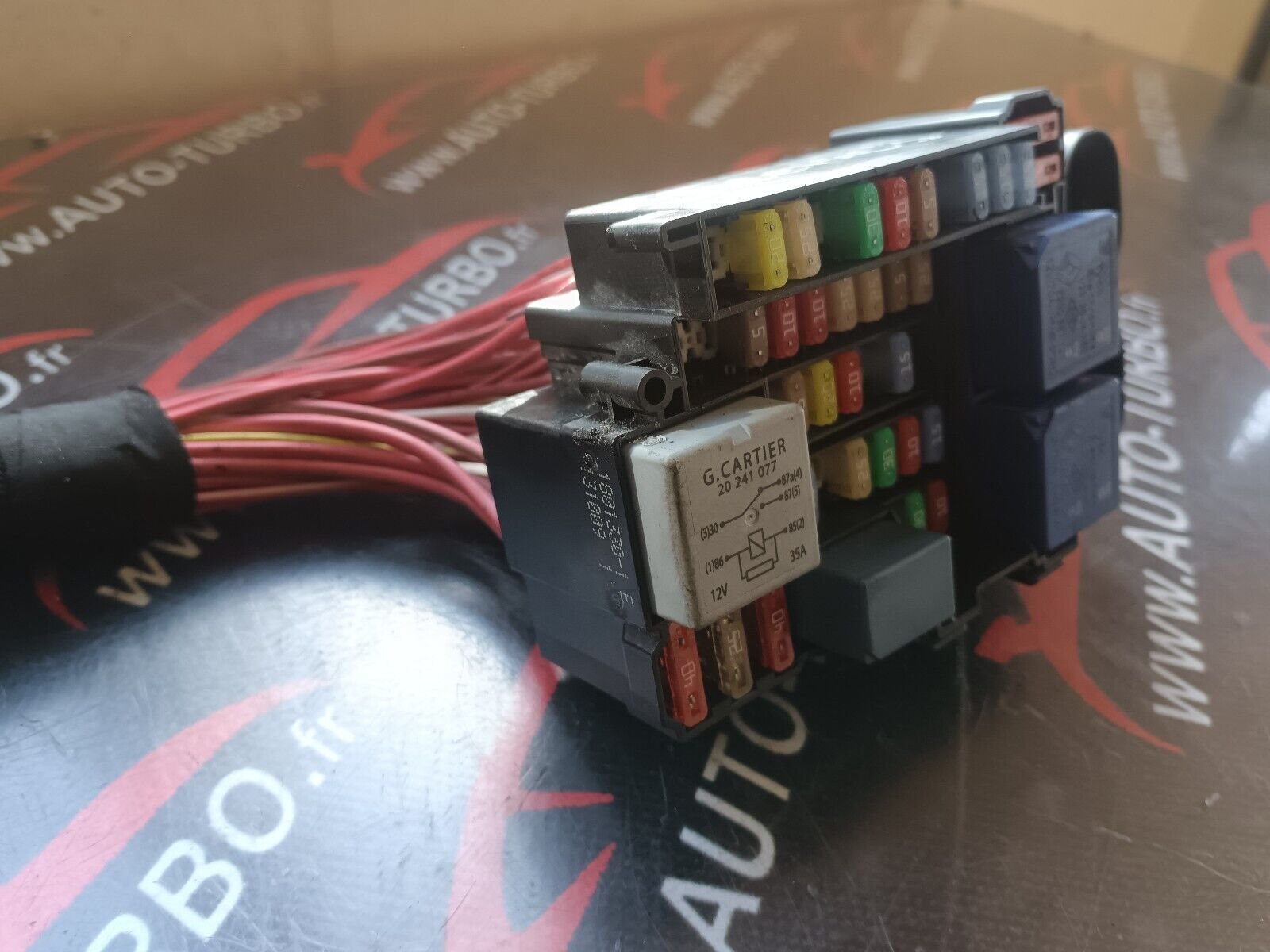 BOITIER A FUSIBLES RENAULT MEGANE 3 SCENIC 3 REFERENCE: 1801330