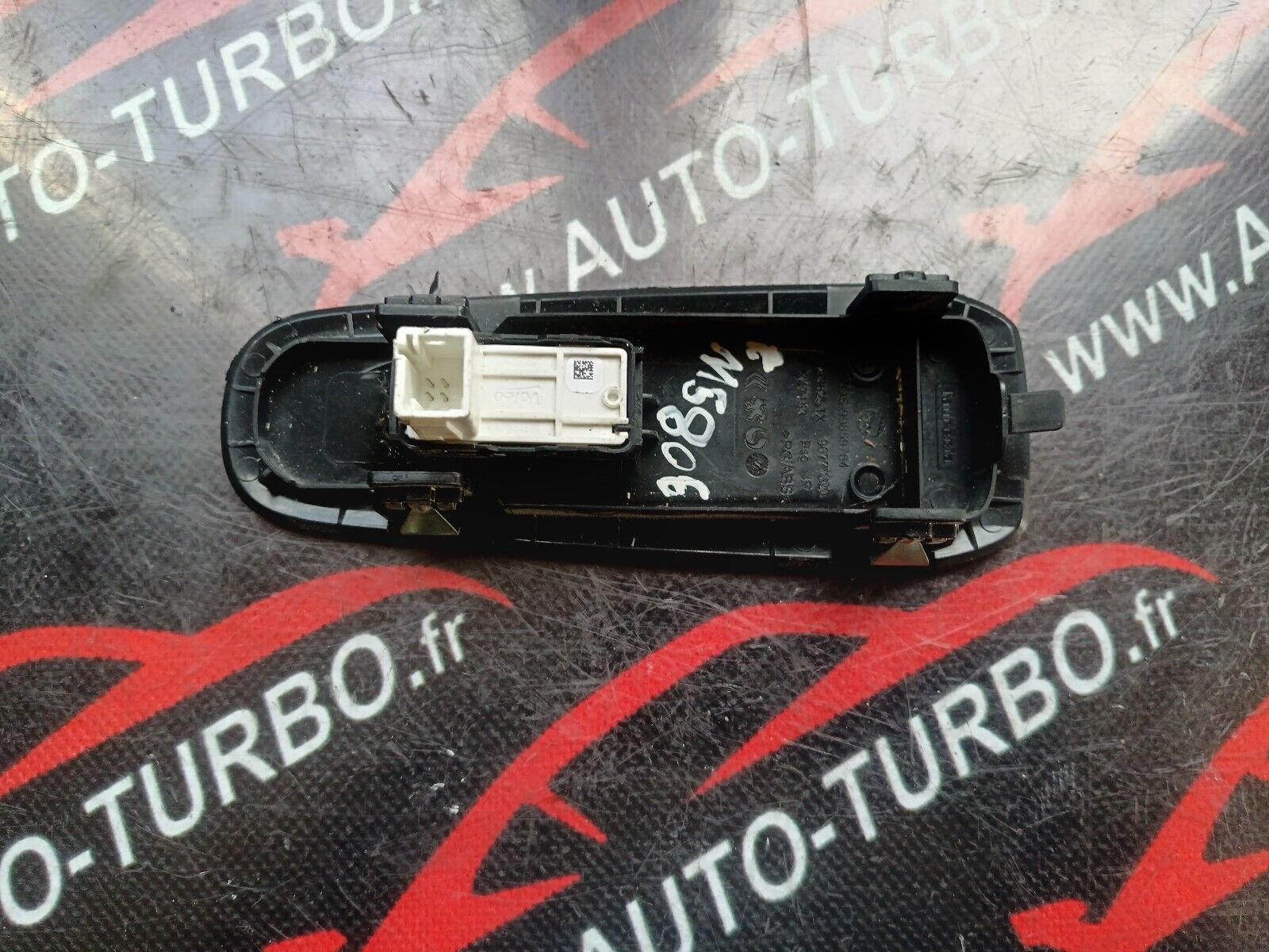 COMMANDE LEVE VITRES AVANT DROIT PEUGEOT 308SW II REFERENCE: 96777320