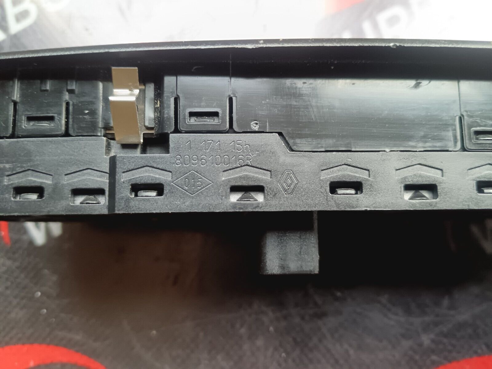 COMMANDE LEVE VITRES AVANT GAUCHE MEGANE SCENIC 3 REFERENCE: 809610016R