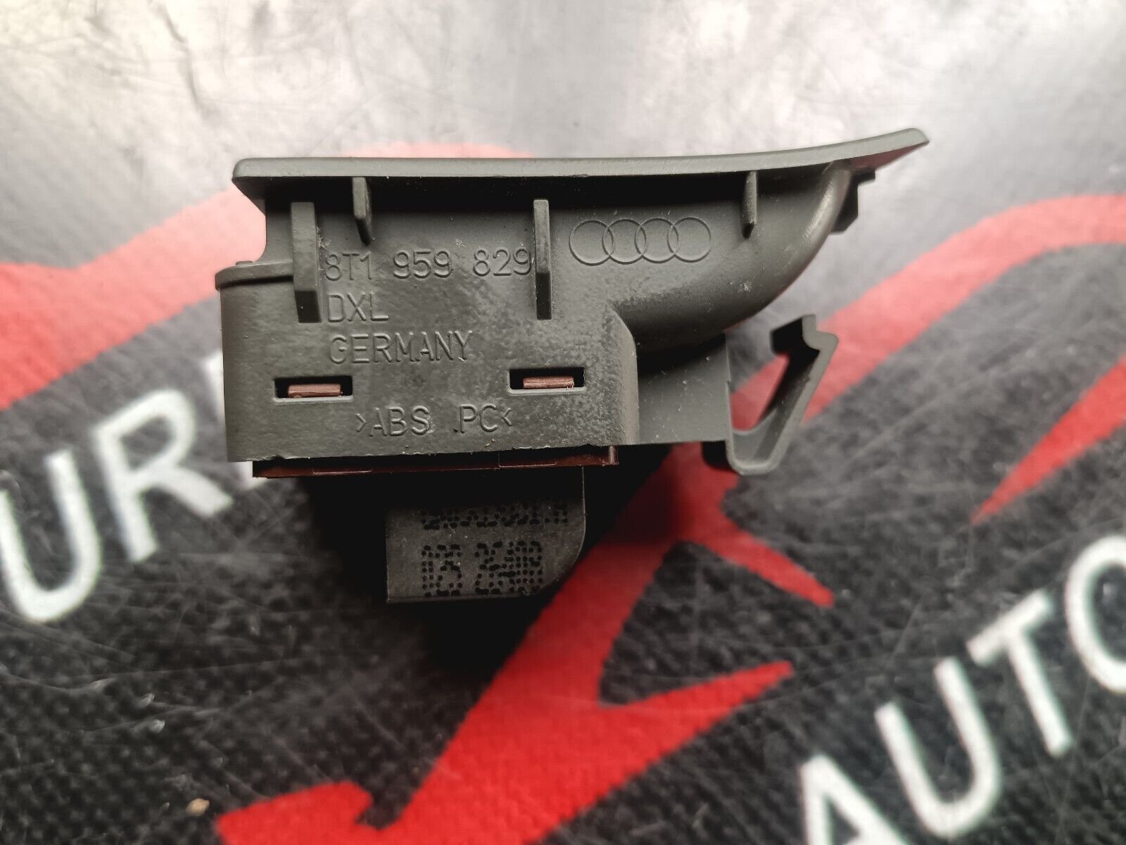 BOUTON INTERUPTEUR OUVERTURE HAYON AUDI A 5 REFERENCE: 8T1959829