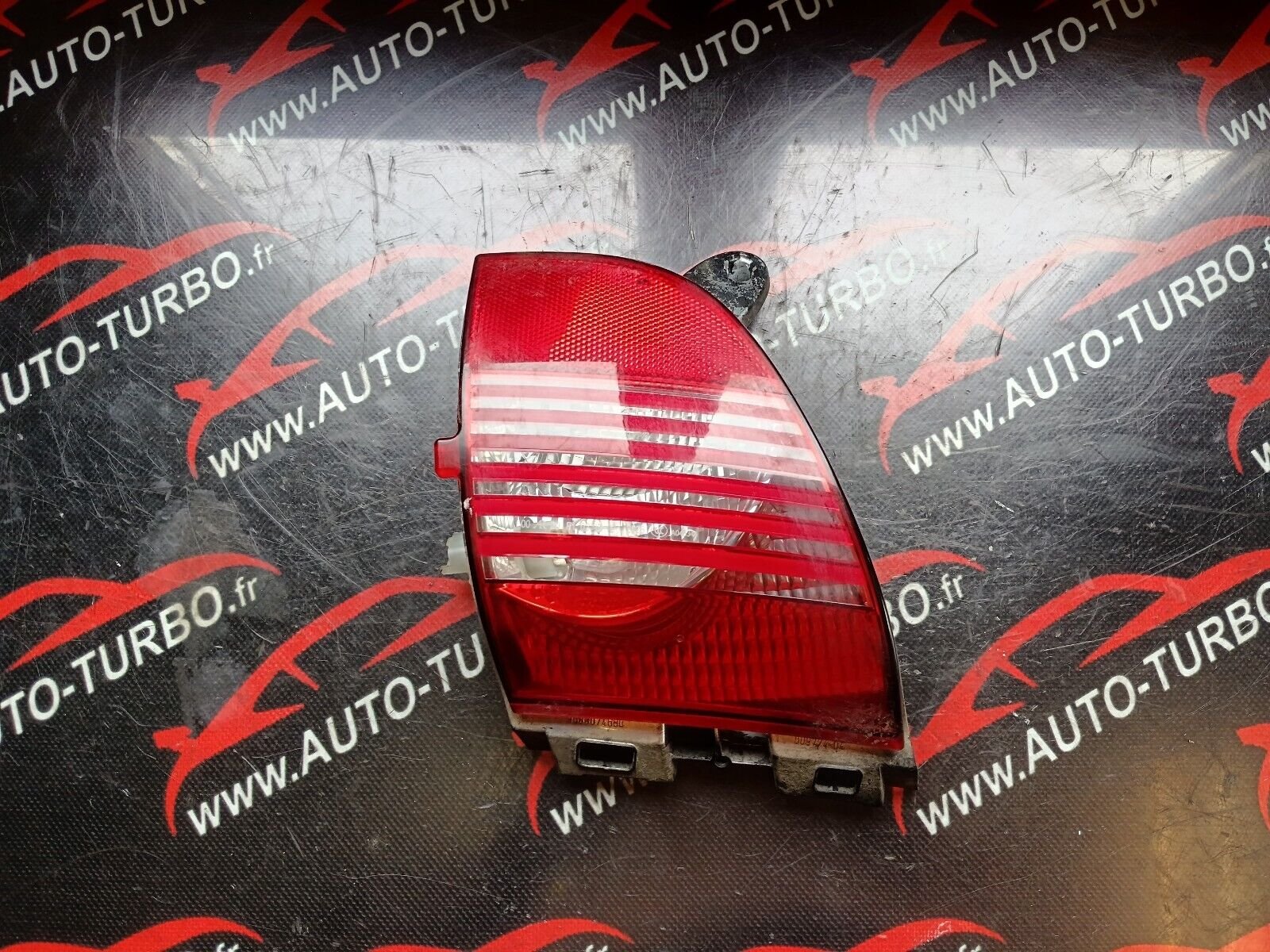 FEU DE PARE CHOC ARRIERE DROIT PEUGEOT 2008 1.6eHDI 96CH REFERENCE: 9683074680