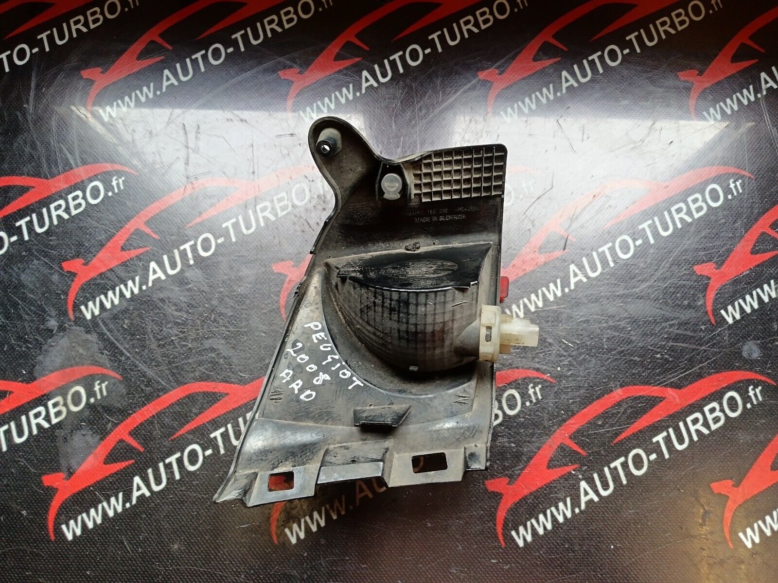 FEU DE PARE CHOC ARRIERE DROIT PEUGEOT 2008 1.6eHDI 96CH REFERENCE: 9683074680