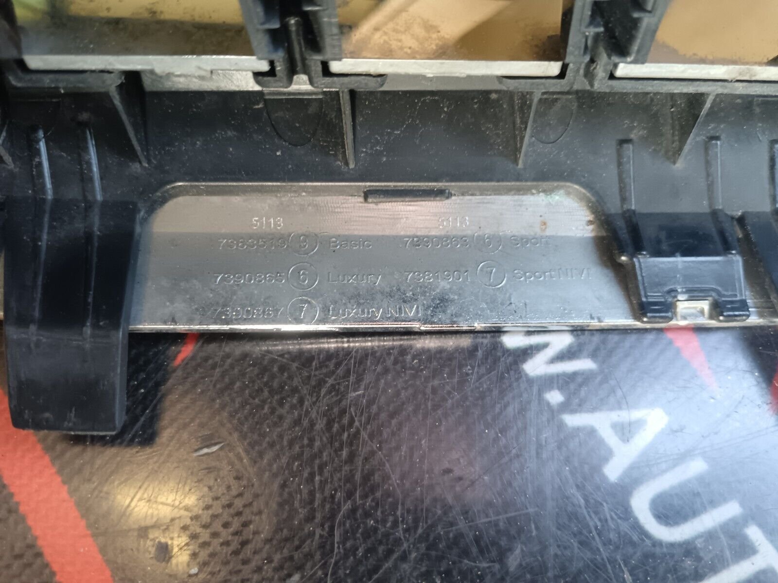 GRILLE CALANDRE GAUCHE BMW 5 G30 REFERENCE: 7390867