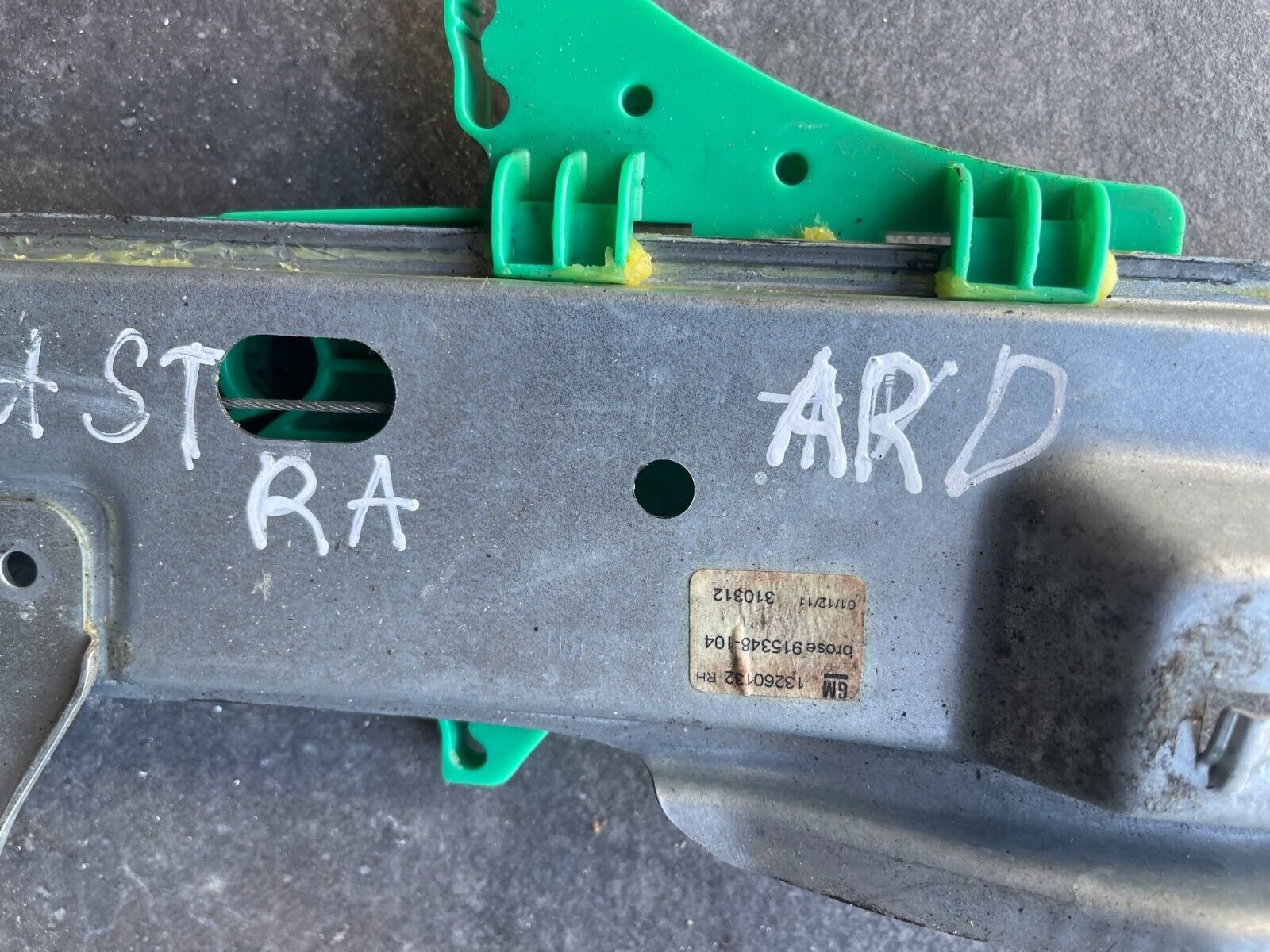 SYSTEME LEVE VITRE ARRIERE DROIT OPEL ASTRA REFERENCE: 915348-104