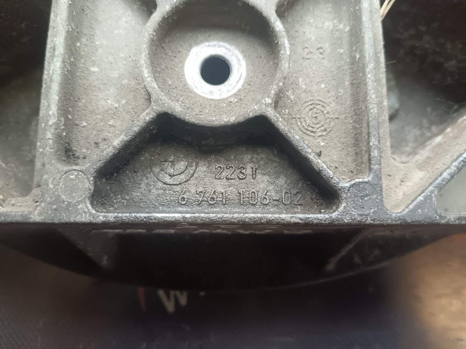 SUPPORT DE MONTAGE DE BOIT DE VITESSES BMW 525D E60 REFERNCE: 6761106