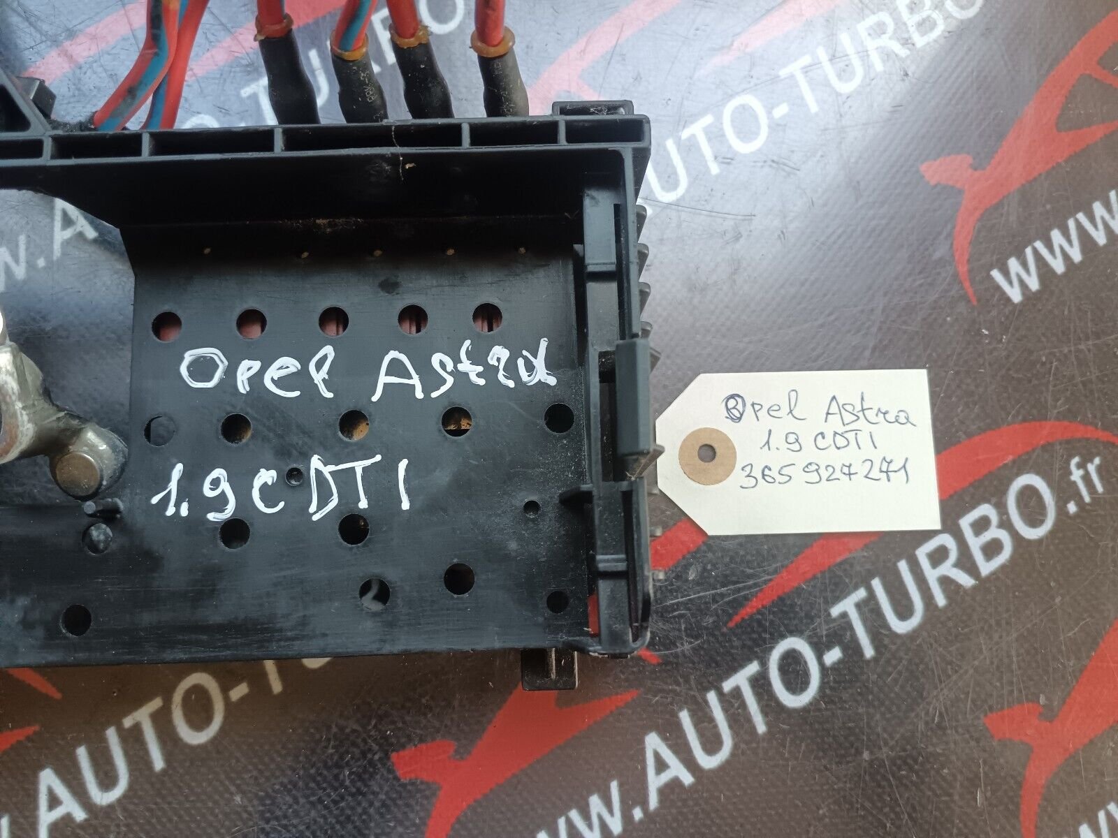 BOITIER FUSIBLE OPEL ASTRA 1.9CDTI REFERENCE: 365927271