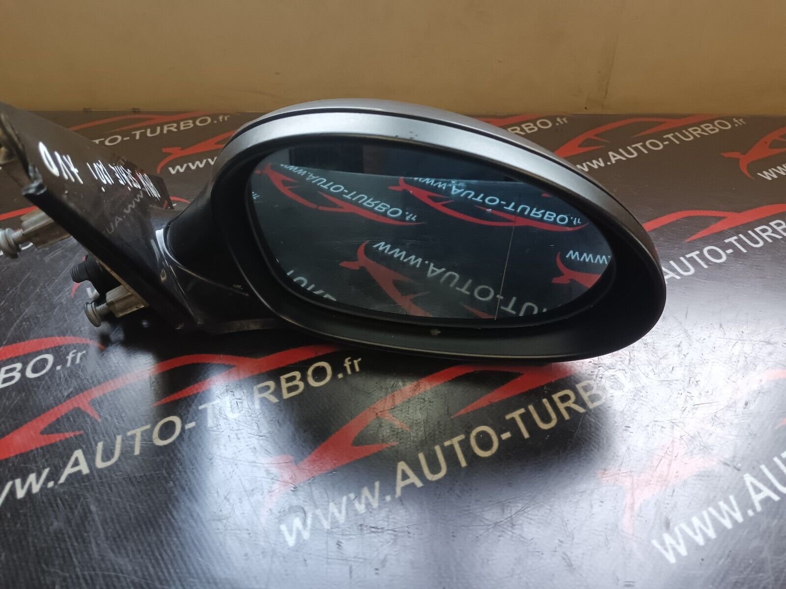 RETROVISEUR DROIT ABIME VOIR SUR LA PHOTO BMW SERIE 1 120i E87