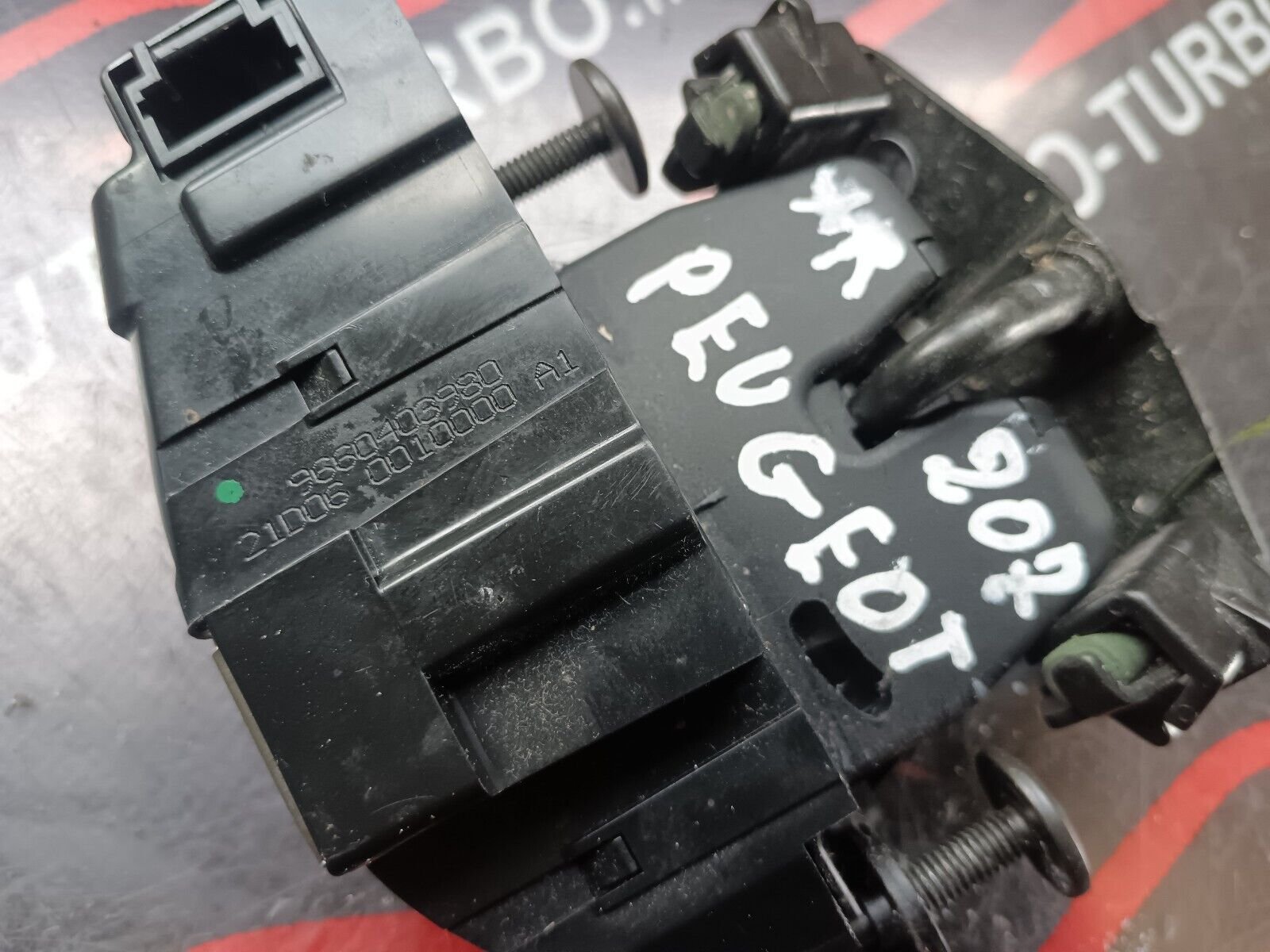 SERRURE DE HAYON PEUGEOT 207 REFERENCE: 9660403980