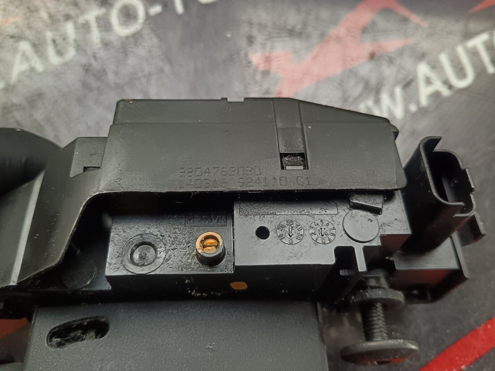 SERRURE DE HAYON CITROEN C 4 REFERENCE: 9804762080