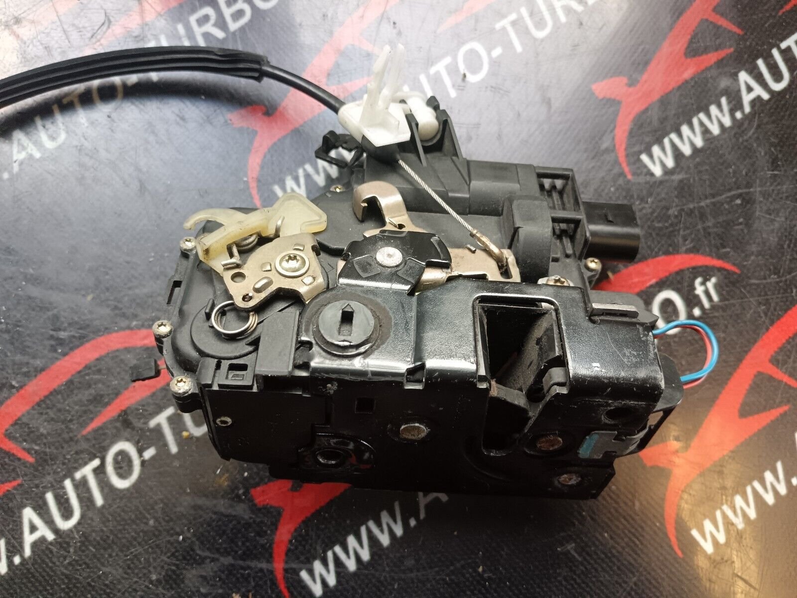 SERRURE DE HAYON VOLKSWAGEN IV REFERENCE: 3B4839015