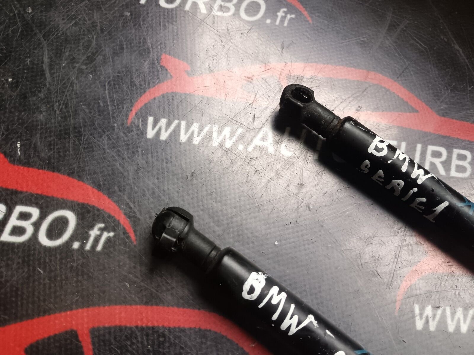 VERIN DE COFFRE BMW SERIE 1 REFERENCE: 51237118370