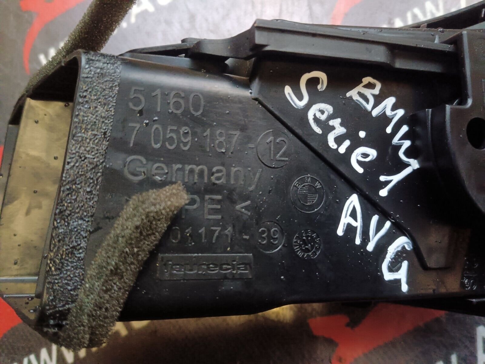 GRILLE D'AERATION AVANT GAUCHE BMW SERIE 1 REFERENCE: 7059187