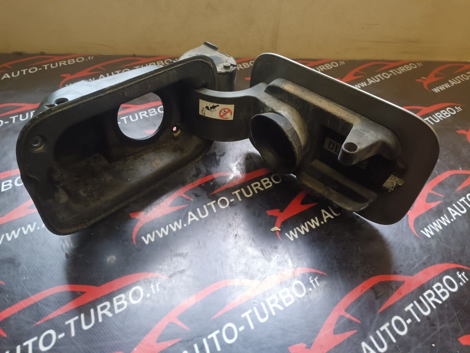 VOLET DE TRAPPE CARBURANT RENA1ULT SCENIC 2 REFERENCE: 8200139543