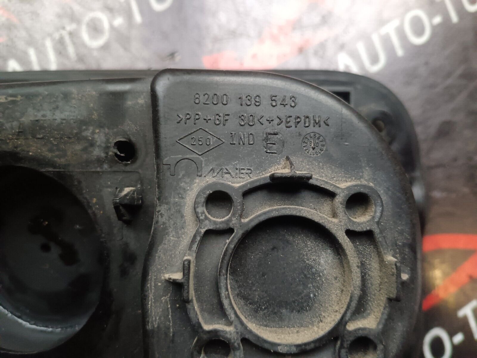 VOLET DE TRAPPE CARBURANT RENA1ULT SCENIC 2 REFERENCE: 8200139543