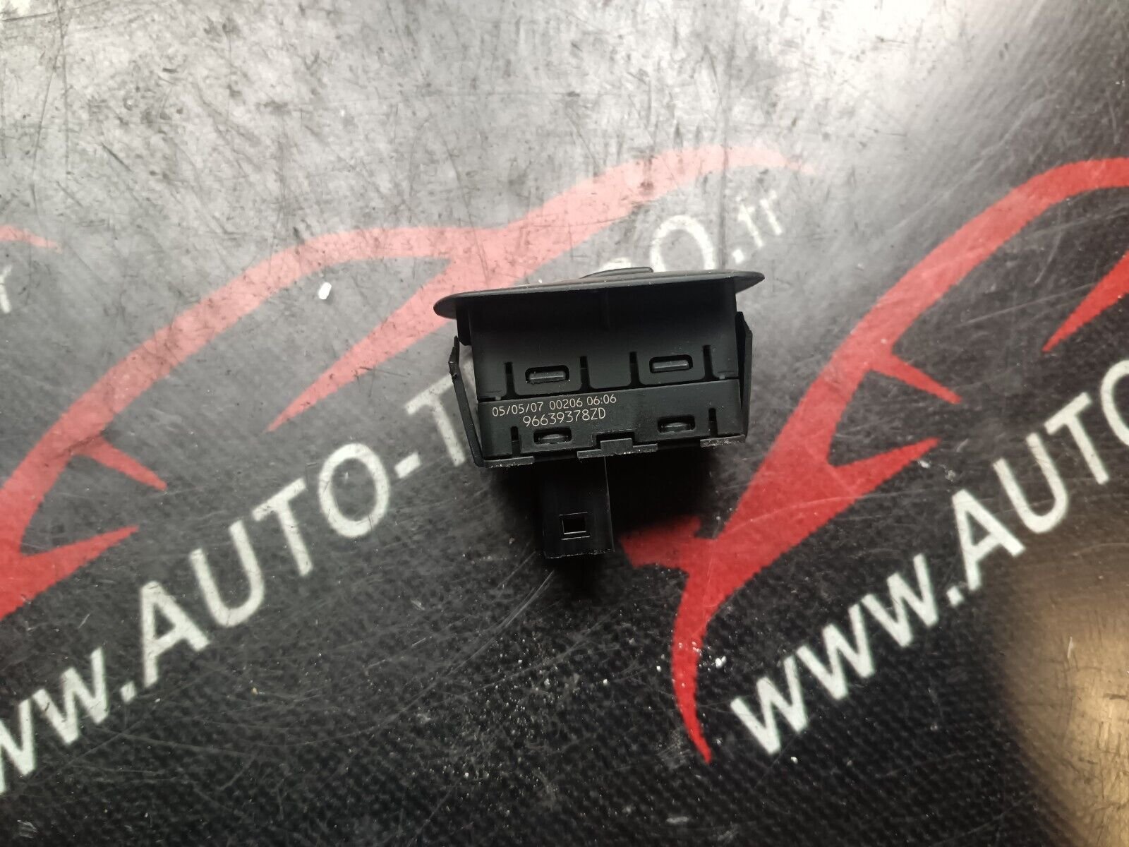 BOUTON LEVE VITRE ARRIERE GAUCHE CITROEN C4 PICASSO REFERENCE: 96639378