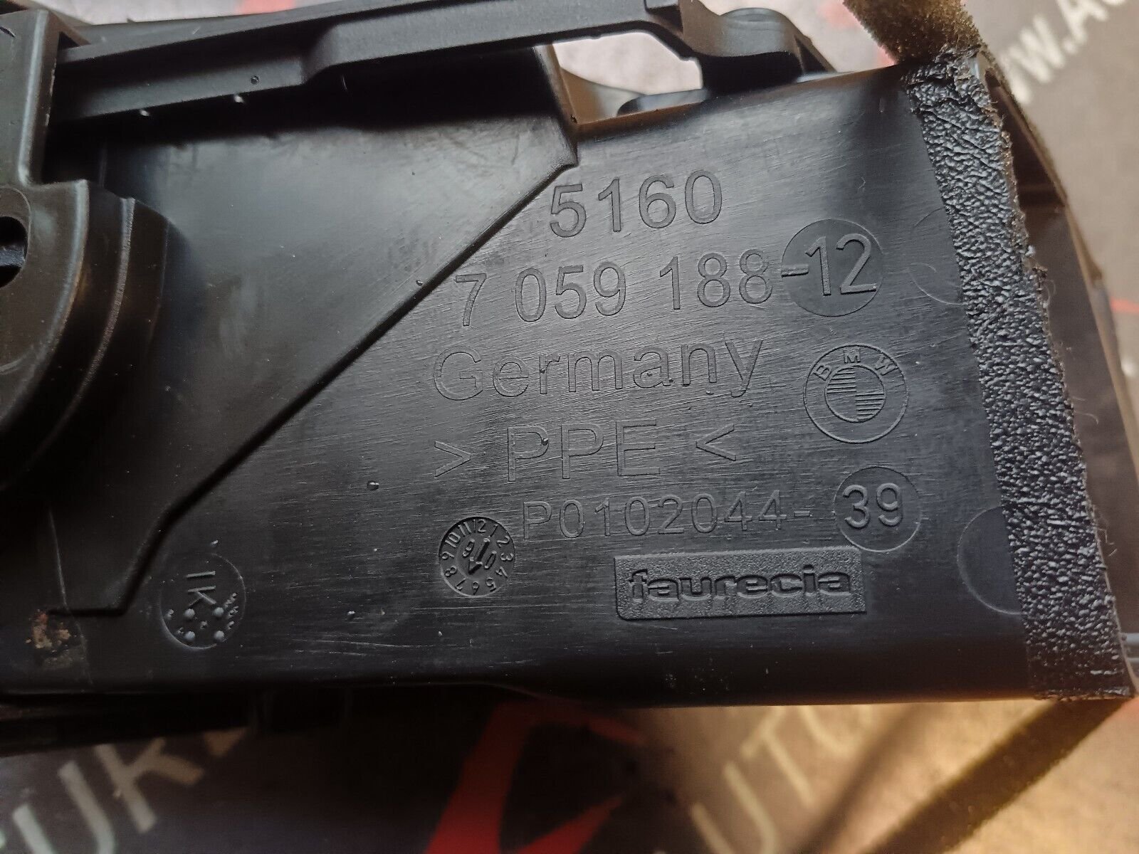 GRILLE D'AERATION AVANT DROIT BMW SERIE 1 REFERENCE: 7059188