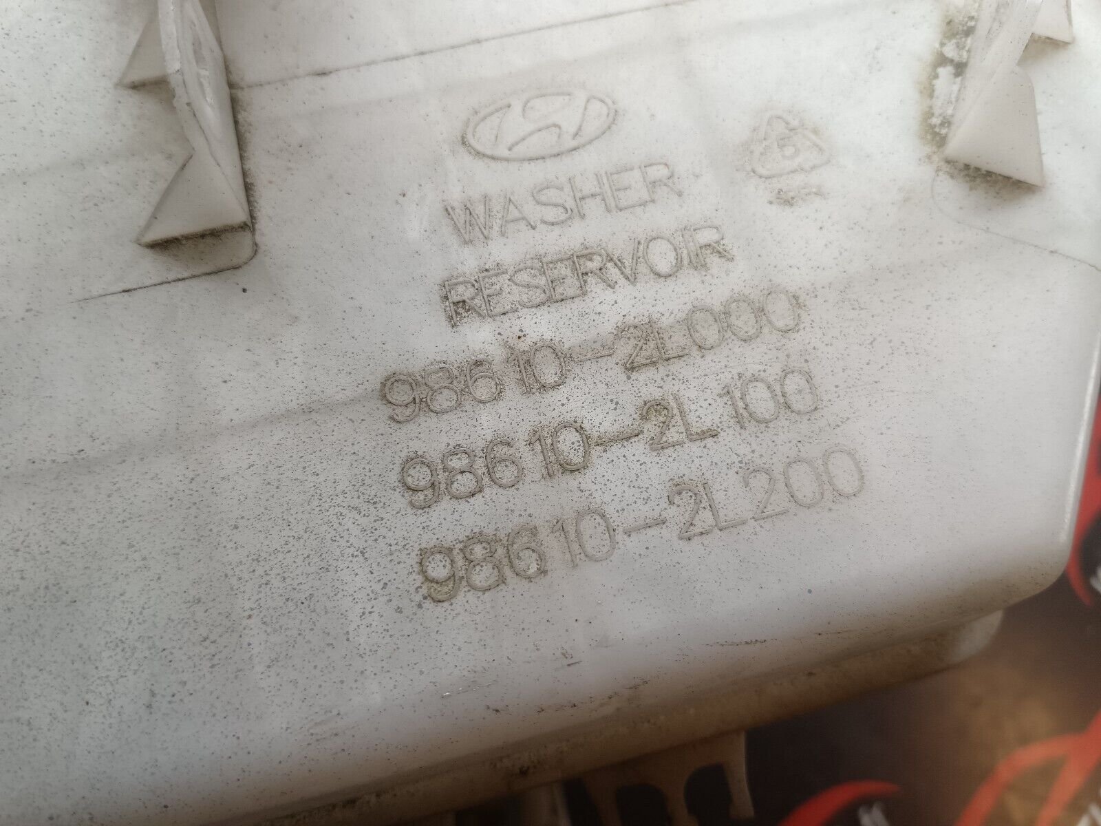 RESERVOIR LAVE GLACE HYUNDAI i30 1.6CRDI 90CH REFERENCE: 9861021000