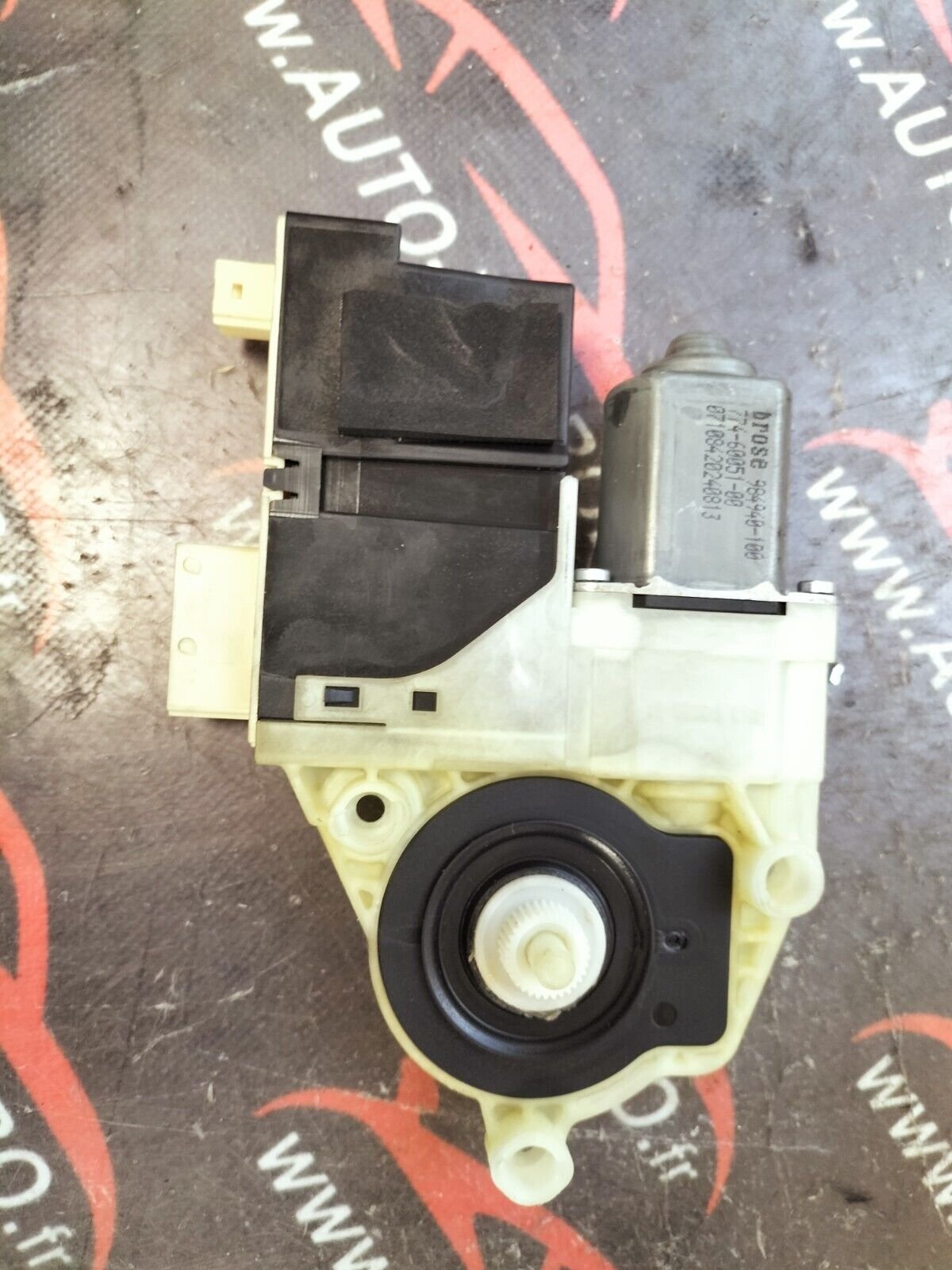 MOTEUR LEVE VITRE AVANT DROITE CITROEN C4  9681574880