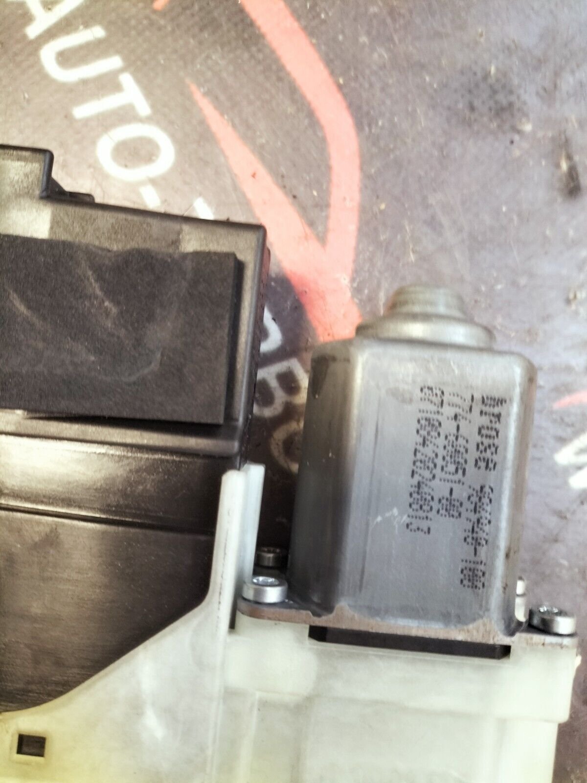 MOTEUR LEVE VITRE AVANT DROITE CITROEN C4  9681574880