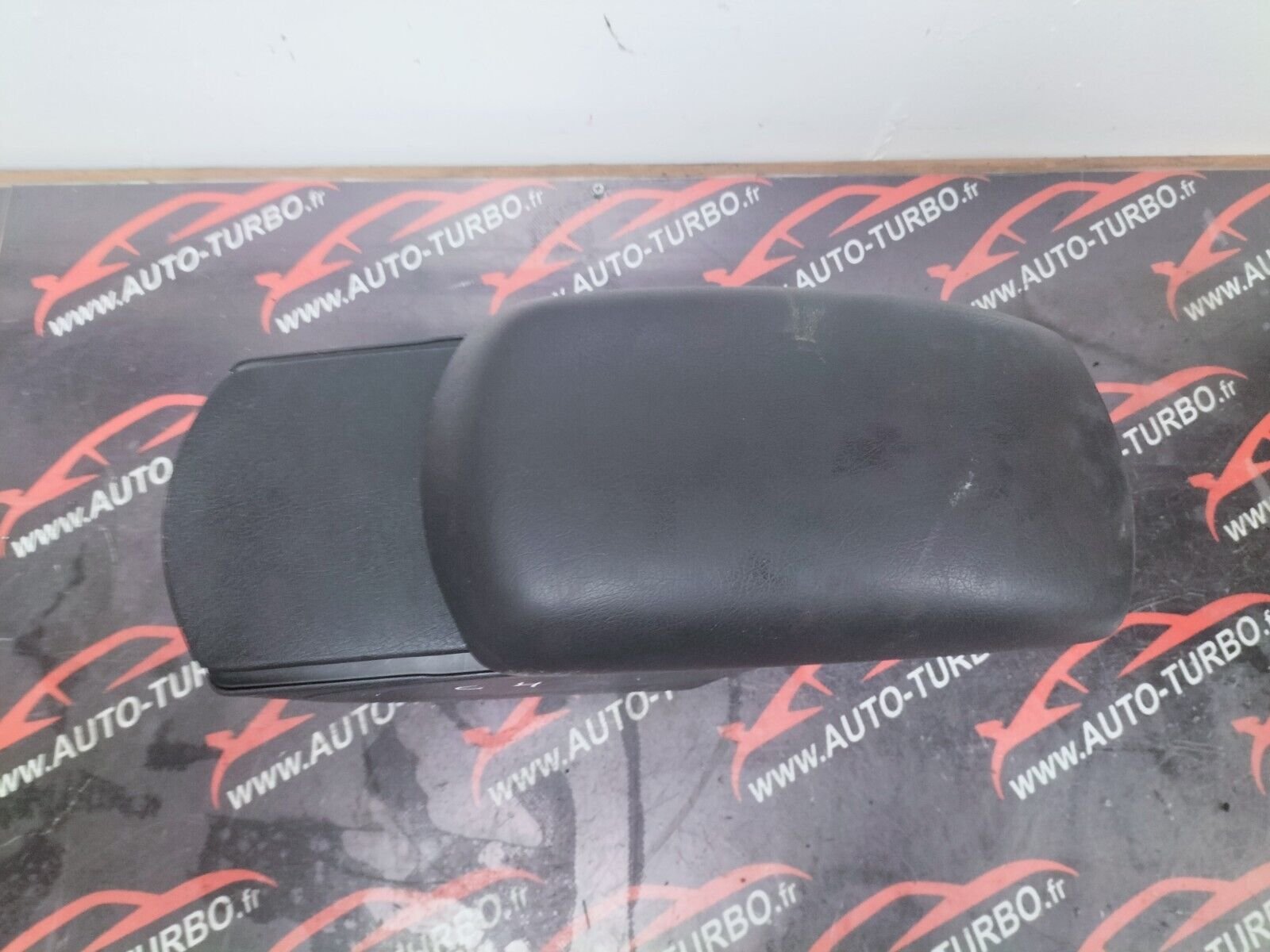 ACCOUDOIR CENTRAL BOITE A GANTS  CITROEN C4  1.6 HDI 110 CH 9649867477
