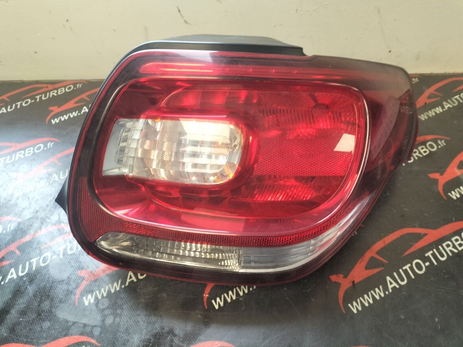 FEUX ARRIERE DROITE CITROEN DS3  9683115380 HELLA 2VA35467502