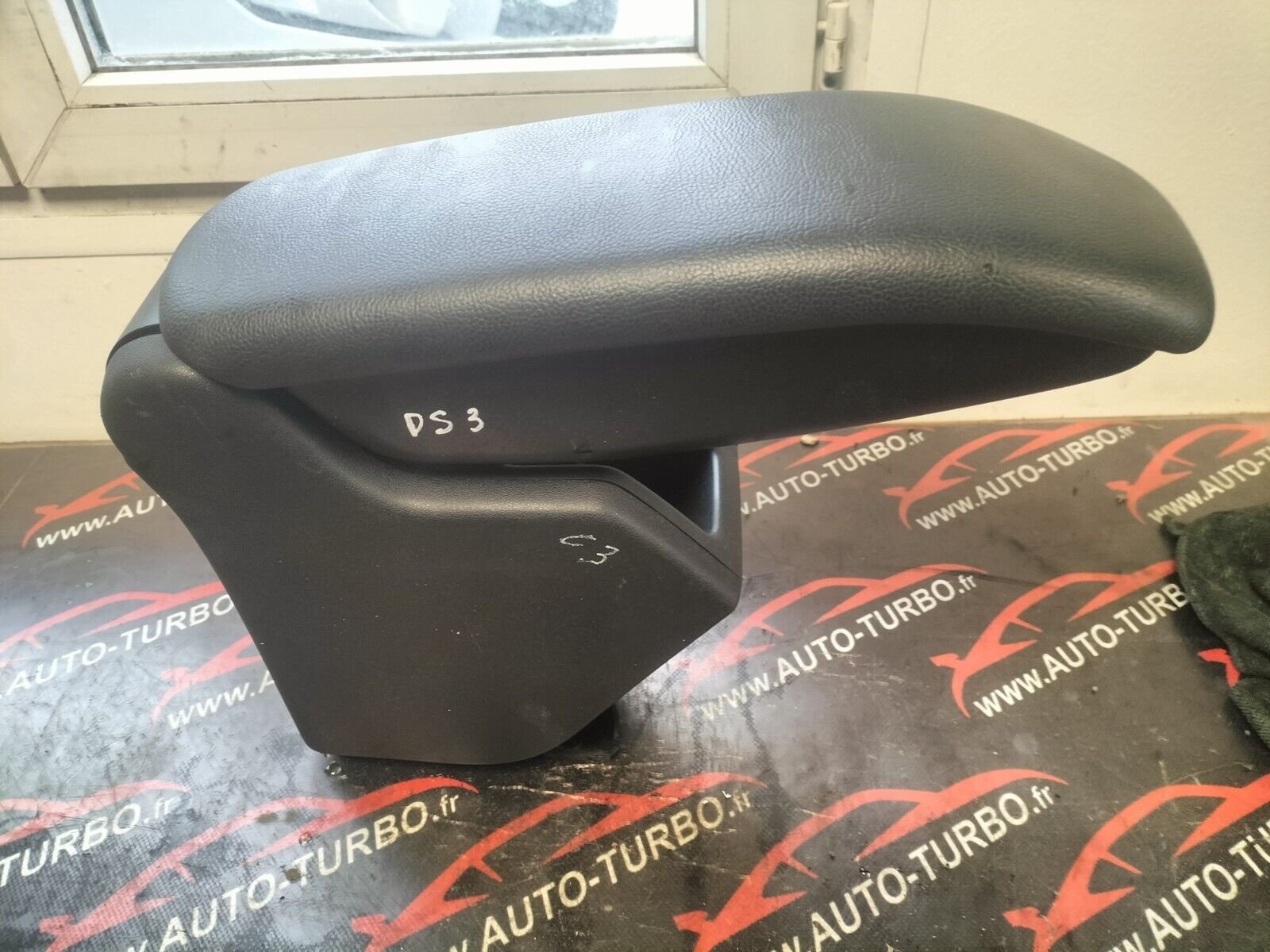 ACCOUDOIR CENTRALE CITROEN DS3  1.6 THP  10002055